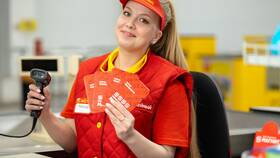 Что делает продавец-кассир в магазине в Дочки и Сыночки